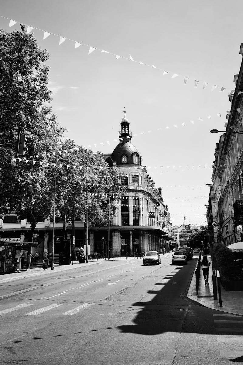 Vue monochrome d une rue animee de troyes en france mettant infjom